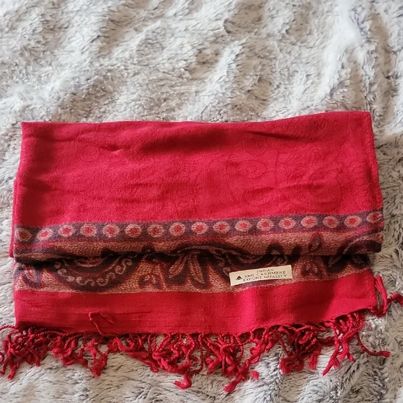 Cashmere Paisley Scarf with Fringe Red - Picture 3 of 9